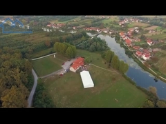 خيمة حفلات كبيرة بإطار من الألومنيوم على شكل شكل لحدث مأدبة في الهواء الطلق مع جدران جانبية